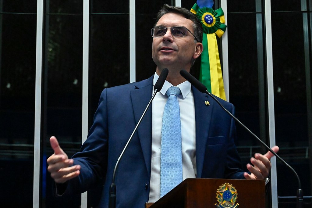 O senador Flávio Bolsonaro (PL-RJ) discursa na tribuna do Senado em 05/11/2025
