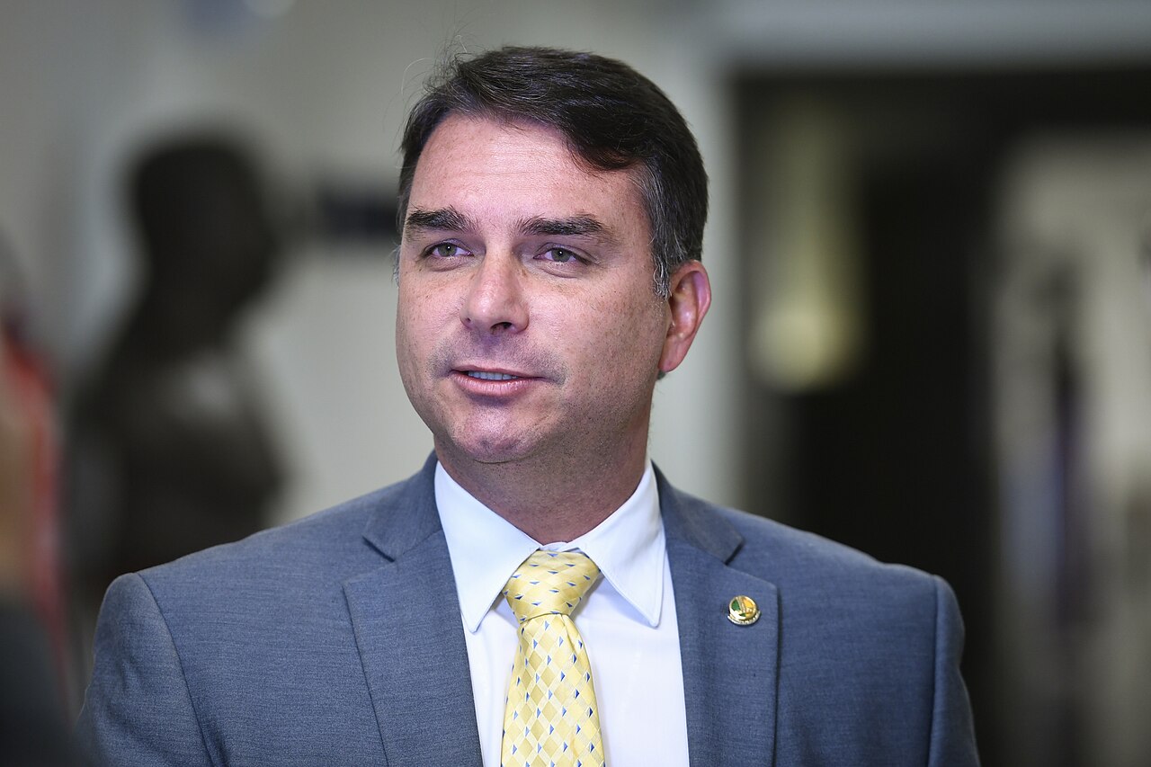 Caso Ana Clara: o que Flávio Bolsonaro fez na defesa do PM réu
