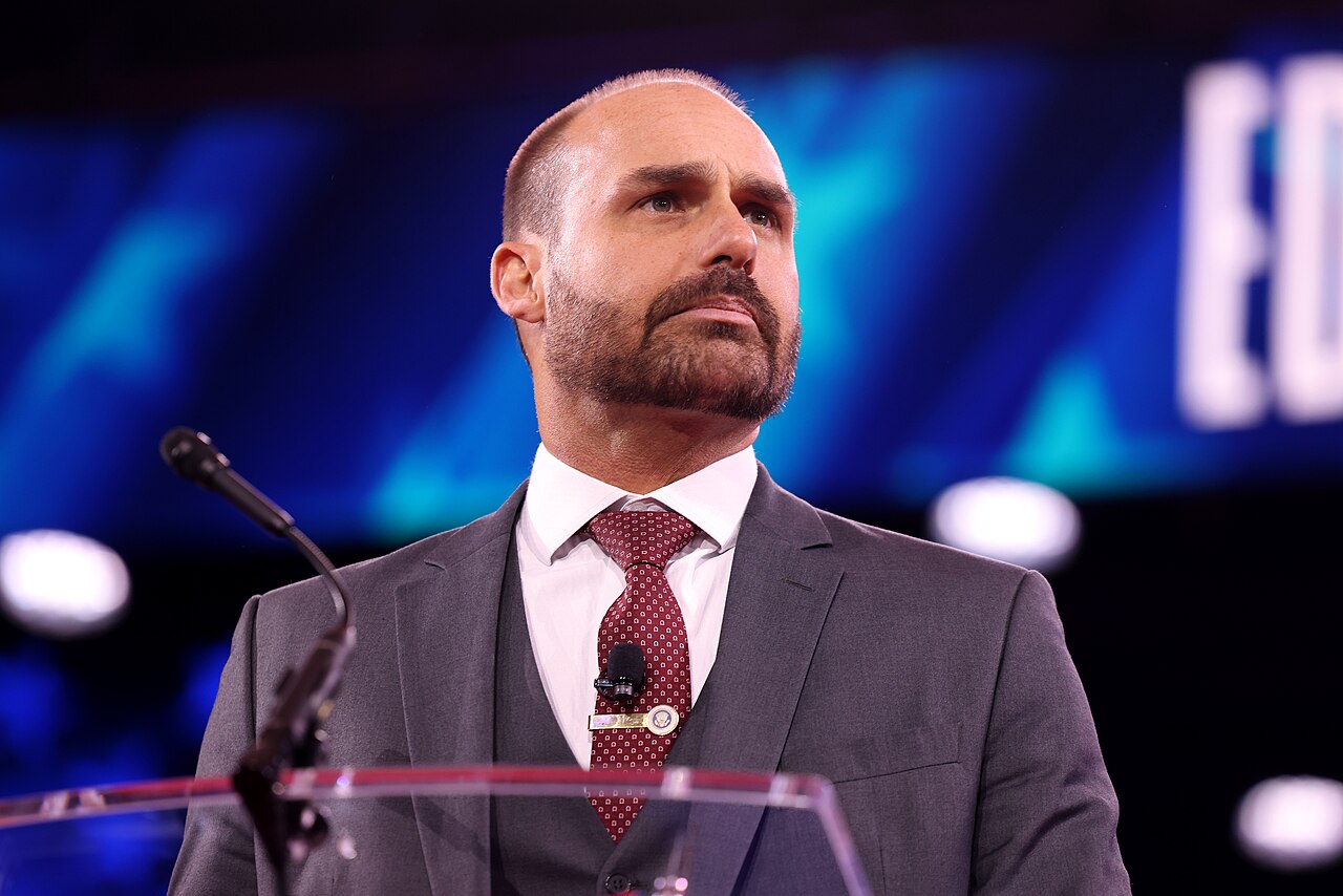 Eduardo Bolsonaro discursa na CPAC 2025, em National Harbor, nos Estados Unidos