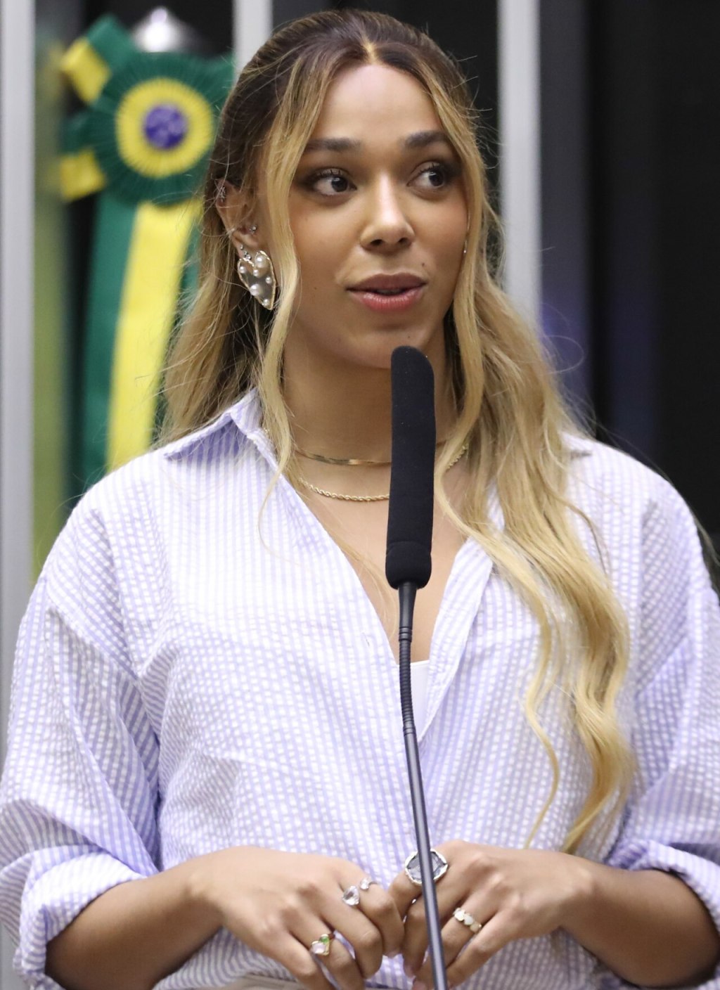 A deputada federal Erika Hilton (PSOL-SP) na tribuna da Câmara dos Deputados, em abril de 2024