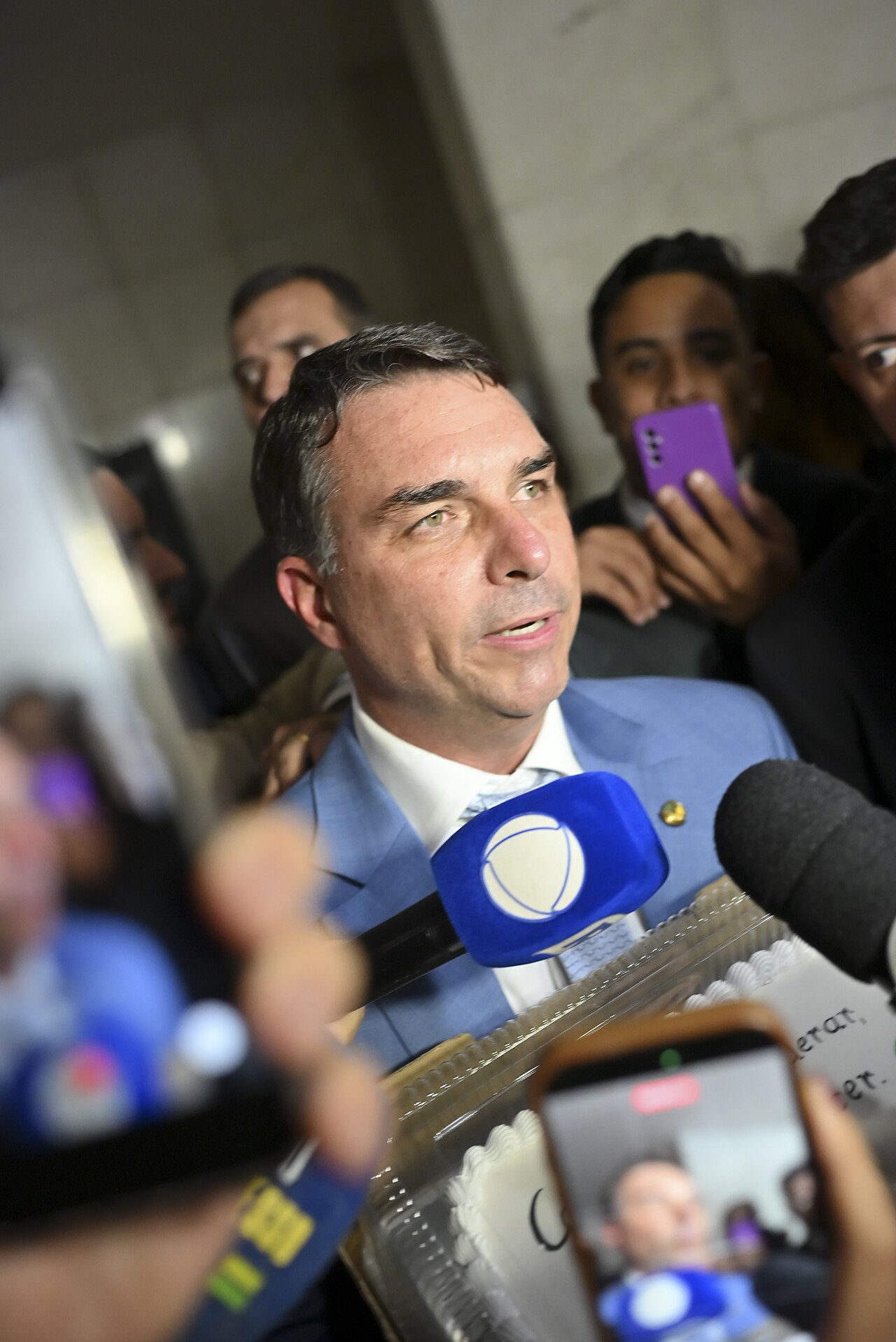 Senador Flávio Bolsonaro durante entrevista no Senado